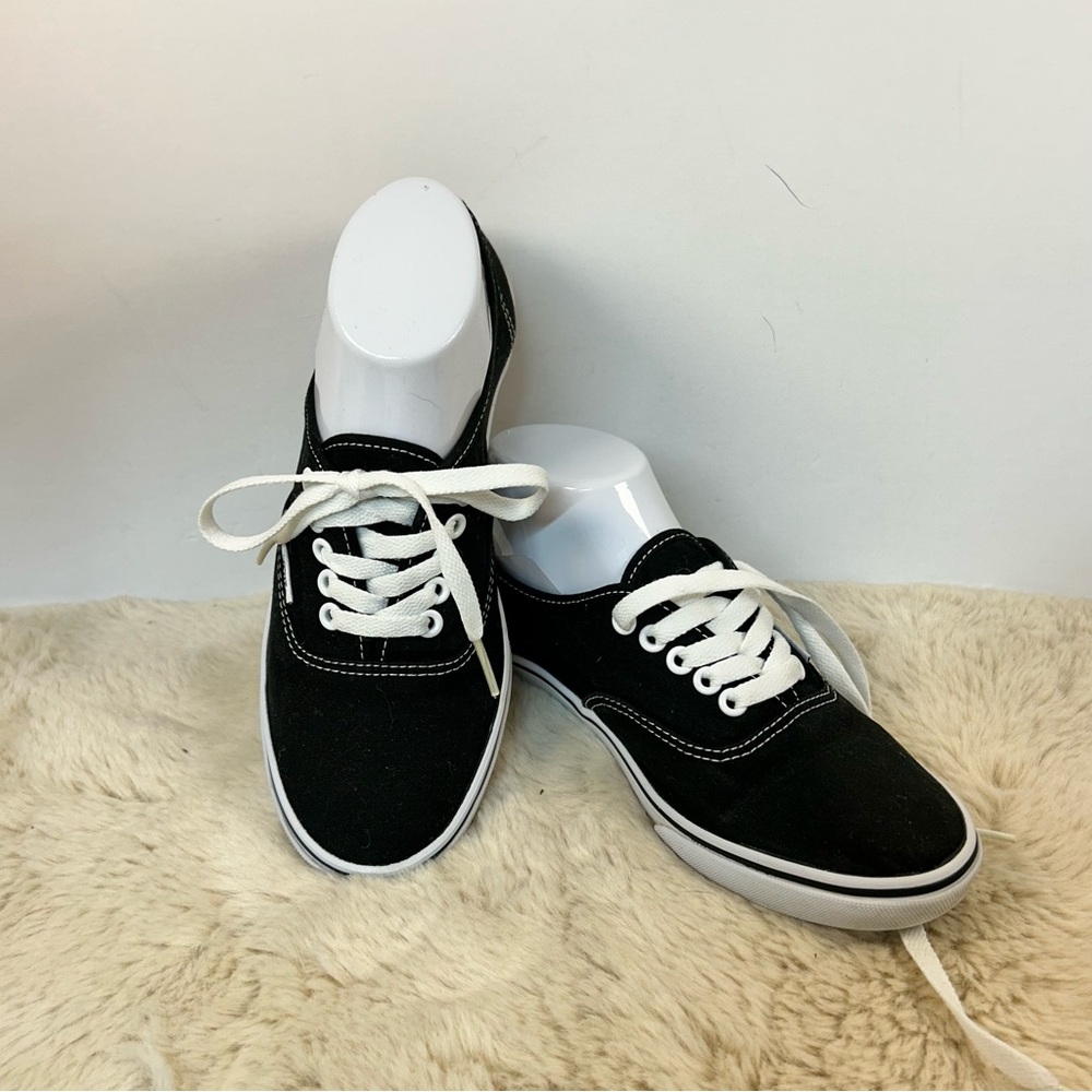 Vans Black and White Canvas Skate Sneakers Unisex Men 6.5 / Women’s 8